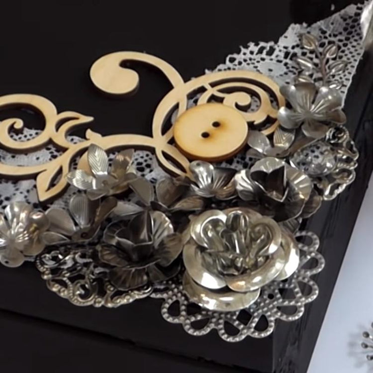 kreative Dekoideen, Holzbox mit Ornament aus Metall und Holz | Bastelschachtel