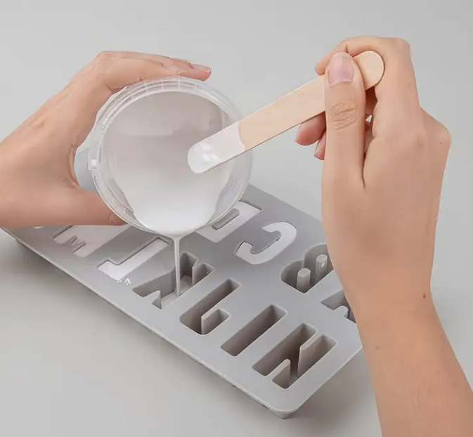 Silikonform mit grüner Flüssigkeit