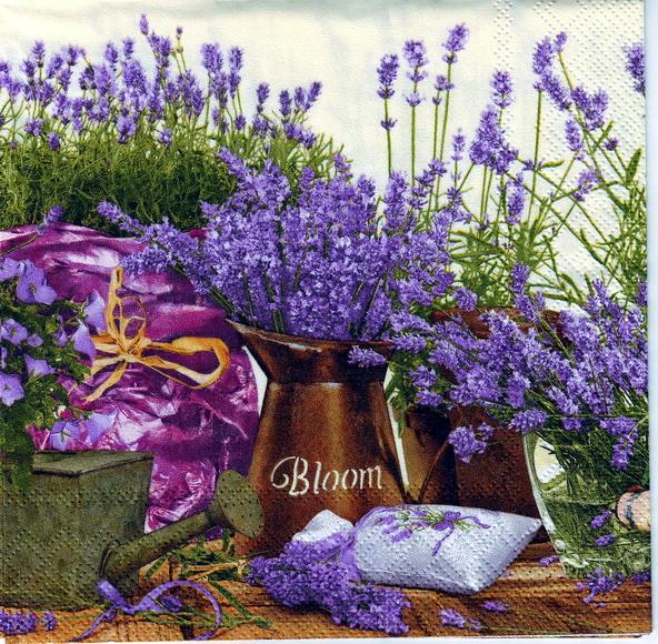 violette Blumen, Flieder, Bastelprodukte und Servietten mit Blumenmuster,  Bastelschachtel