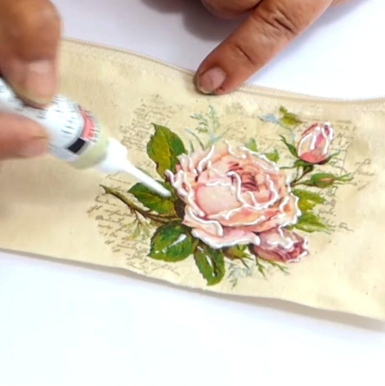Konturenfarben für das Gestalten von feinen Linien, gemalte Rose auf Stoff mit Textilfarben