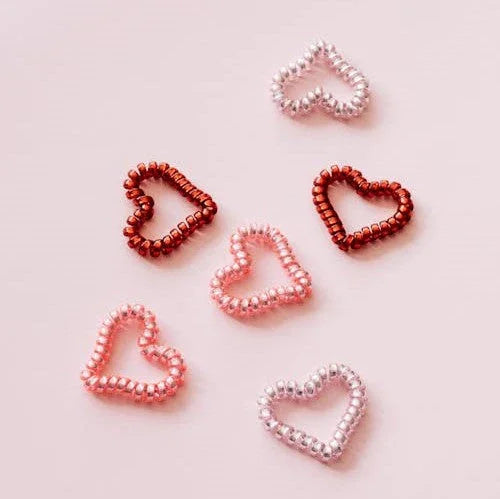 Roter Hintergrund mit flieder farbenen Herzen