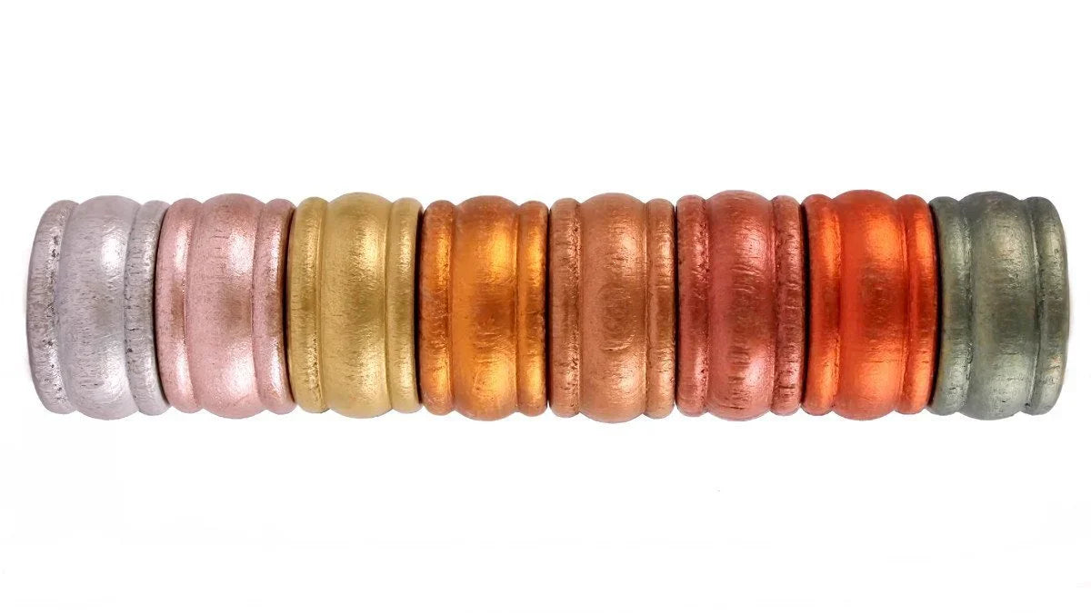 Kerzen in verschieden farbigen Kerzenständern