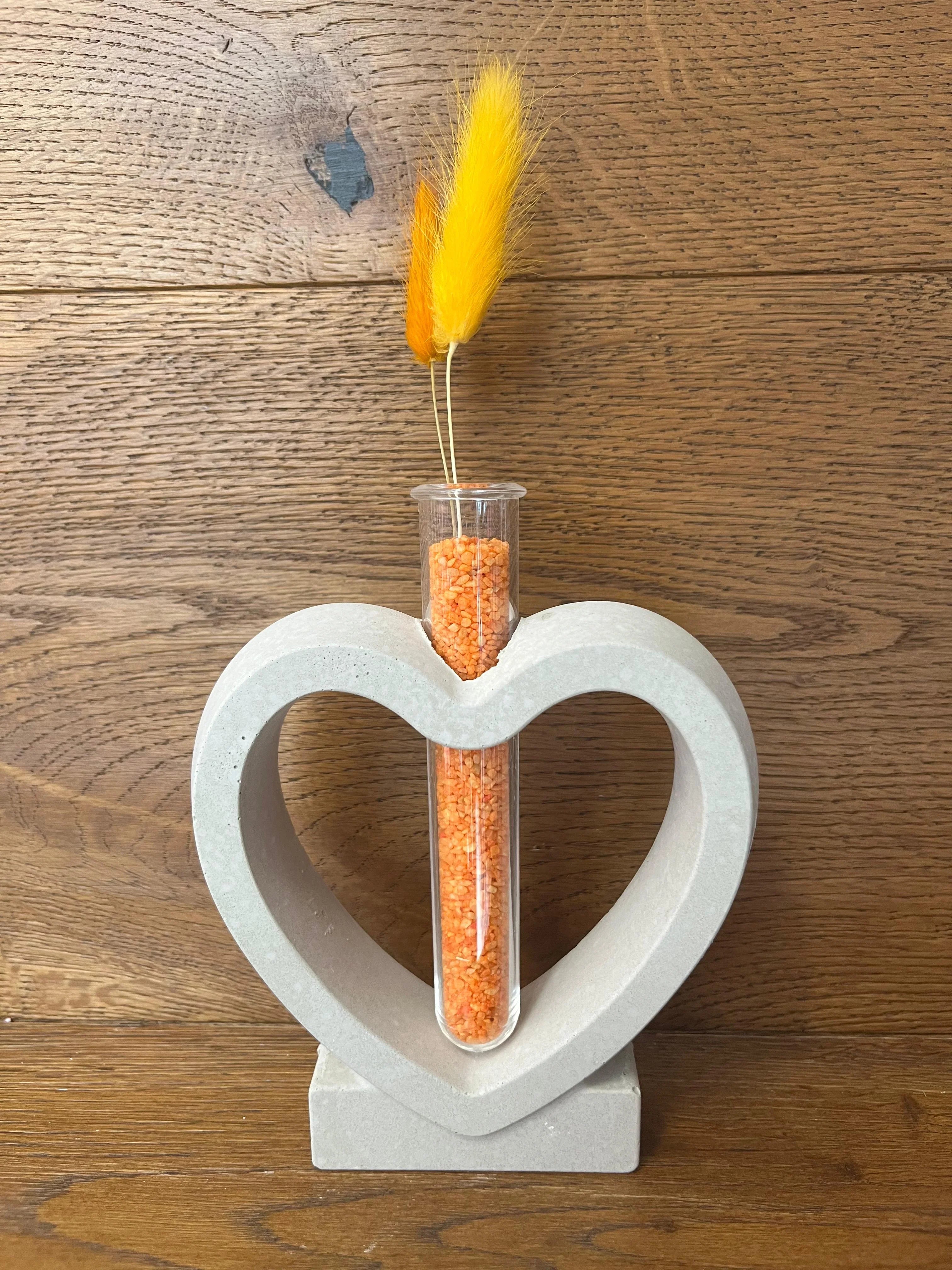 Handgemachte Deko "Herz mit Glasröhrchen und Trockenblume" – Charmantes Dekorationsstück mit Liebe zum Detail - Bastelschachtel - Offline Shop - 