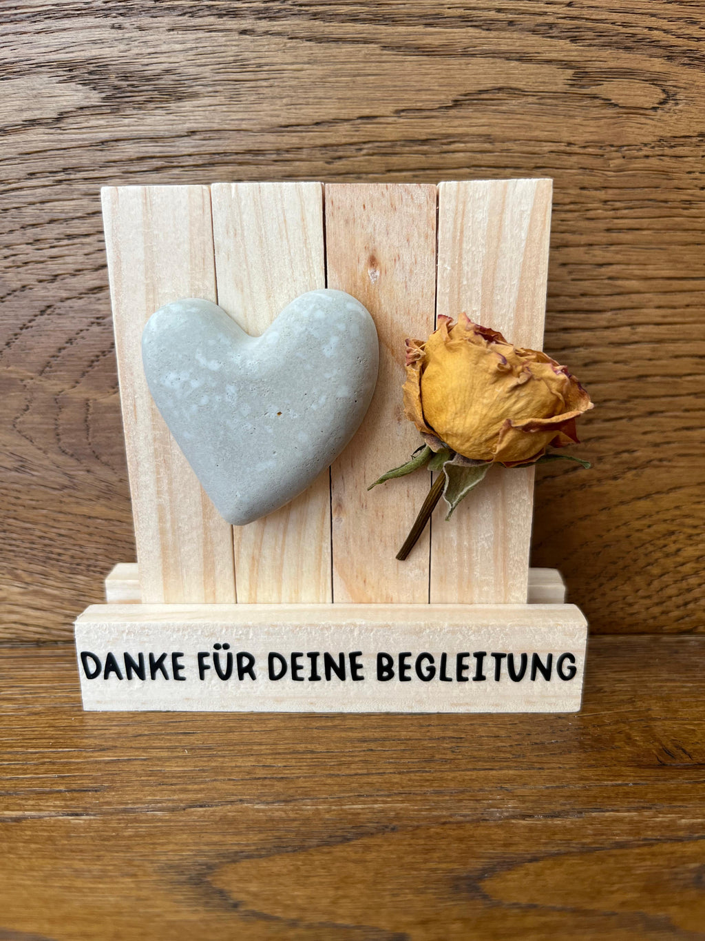 Handgemachte Deko "Holzbank mit Betonherz und Trockenblumen" – Charmantes Dekorationsstück mit Liebe zum Detail