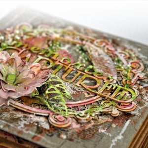 Bunt dekoriertes Album mit bemalten Holzschirften und Blume
