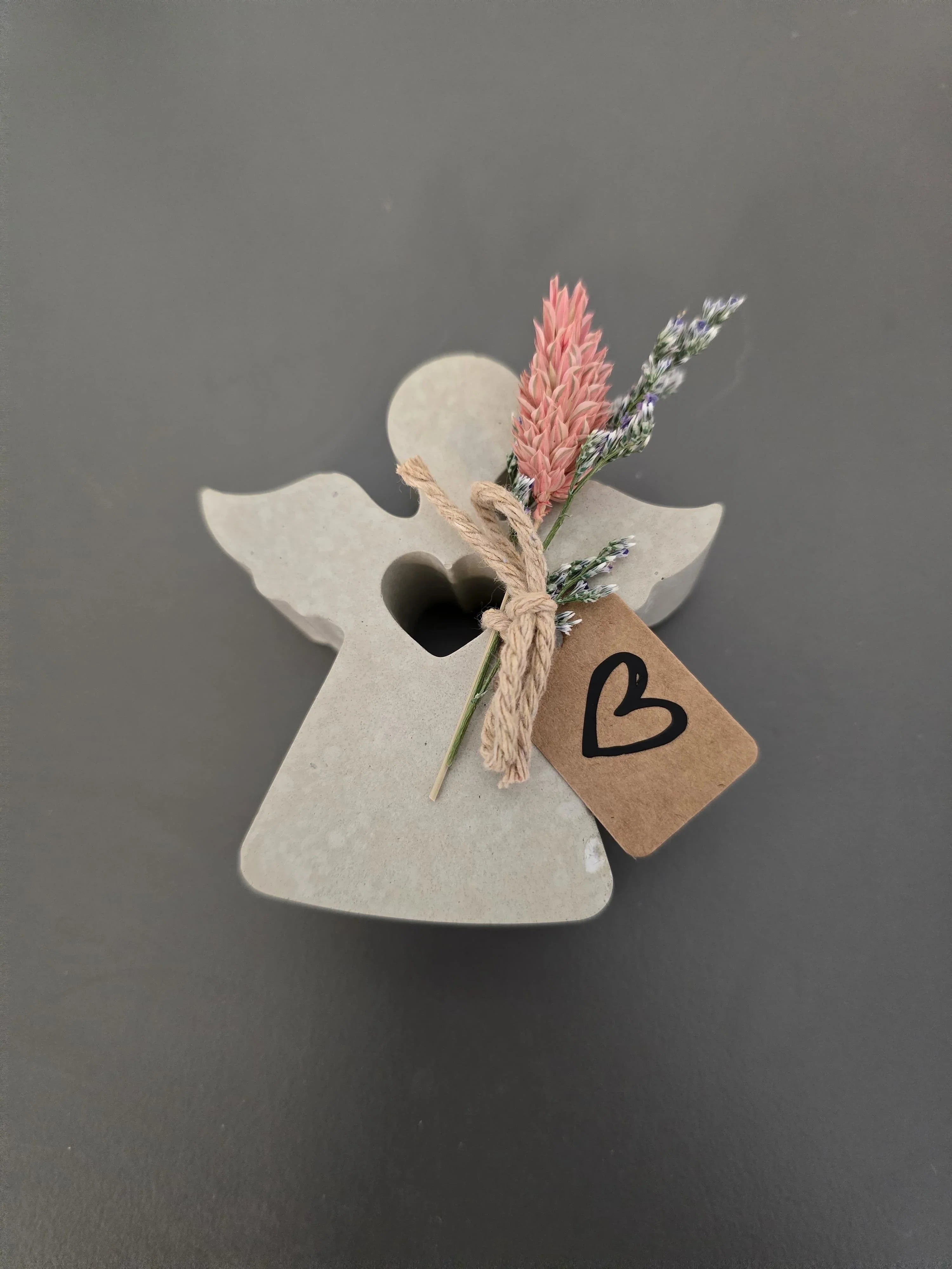 Handgemachte Deko "Betonengel mit Trockenblume" – Charmantes Dekorationsstück mit Liebe zum Detail - Bastelschachtel
