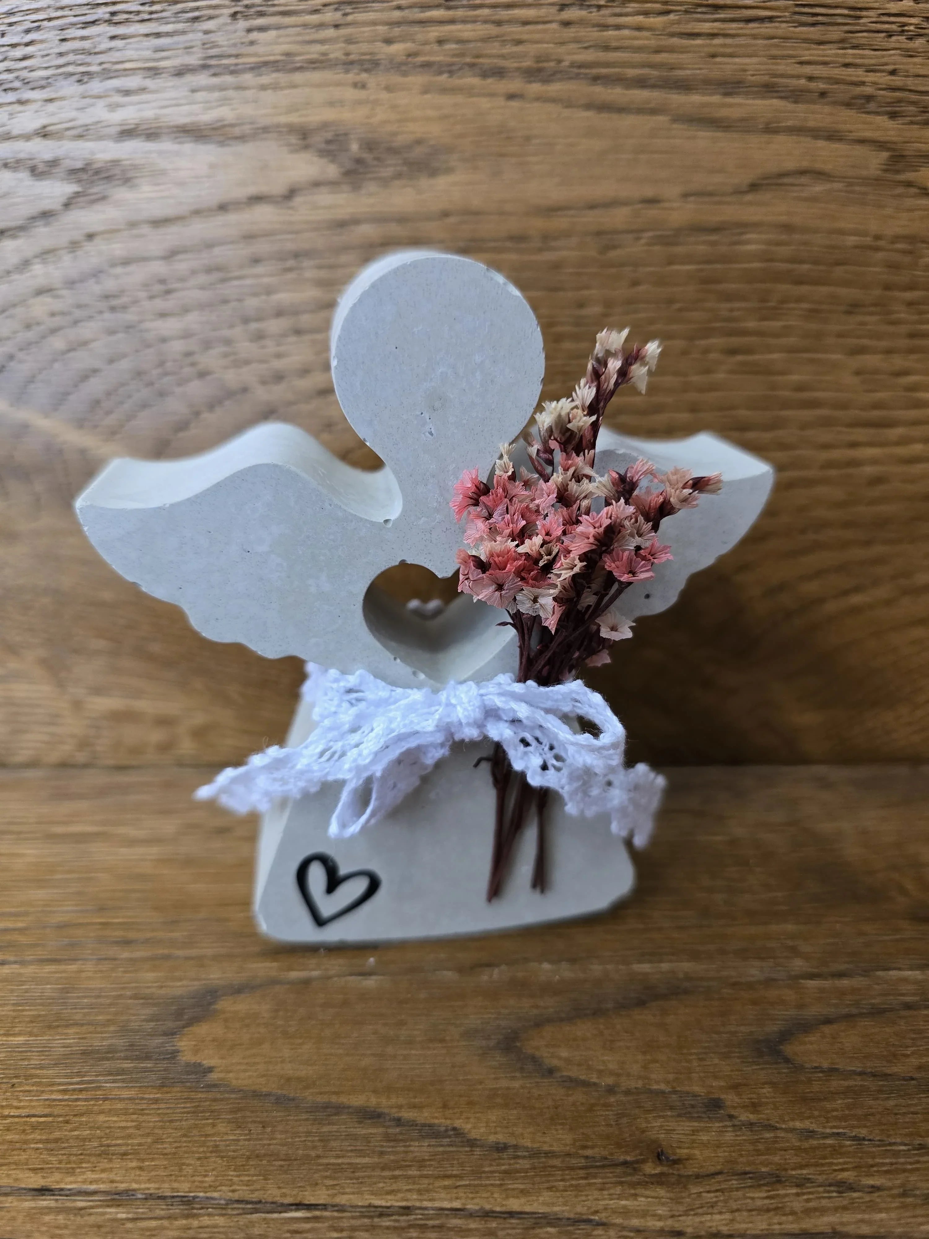 Handgemachte Deko "Betonengel mit Trockenblume" – Charmantes Dekorationsstück mit Liebe zum Detail - Bastelschachtel