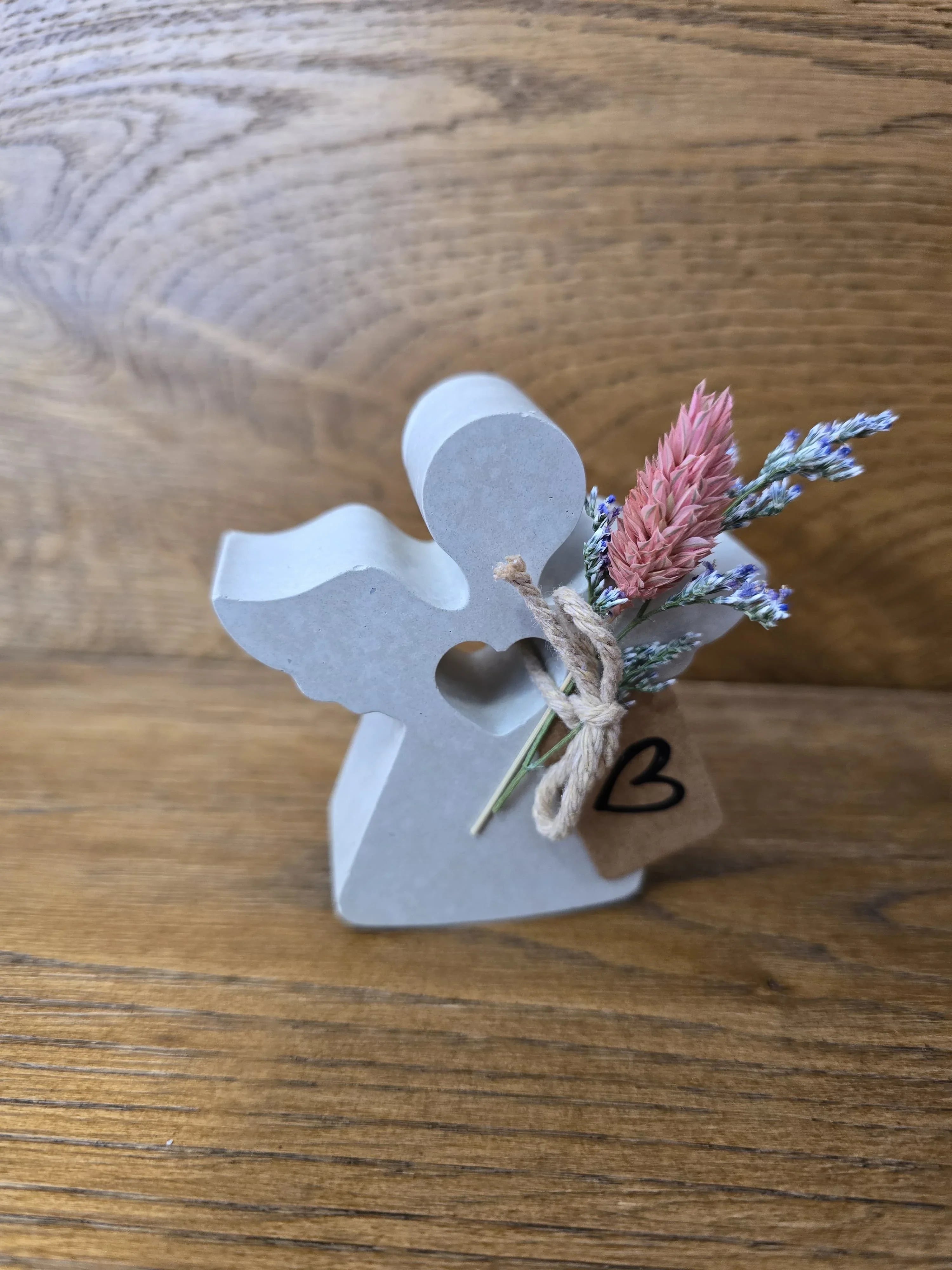 Handgemachte Deko "Betonengel mit Trockenblume" – Charmantes Dekorationsstück mit Liebe zum Detail - Bastelschachtel