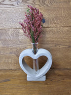 Handgemachte Deko "Betonherz mit Glasröhrchen und Trockenblume" – Charmantes Dekorationsstück mit Liebe zum Detail - Bastelschachtel