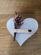 Handgemachte Deko "Betonherz mit Trockenblume" – Charmantes Dekorationsstück mit Liebe zum Detail - Bastelschachtel