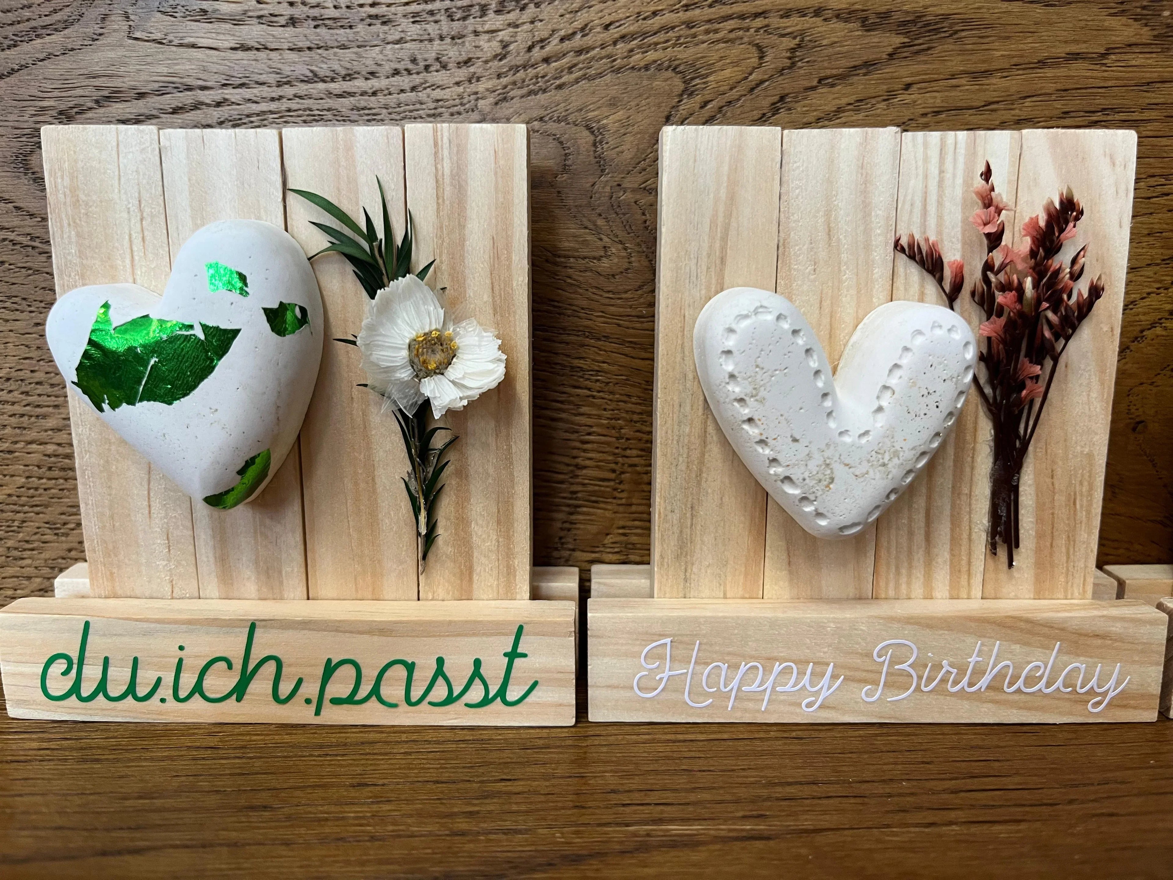 Handgemachte Deko "Holzbank mit Betonherz und Trockenblumen" – Charmantes Dekorationsstück mit Liebe zum Detail - Bastelschachtel