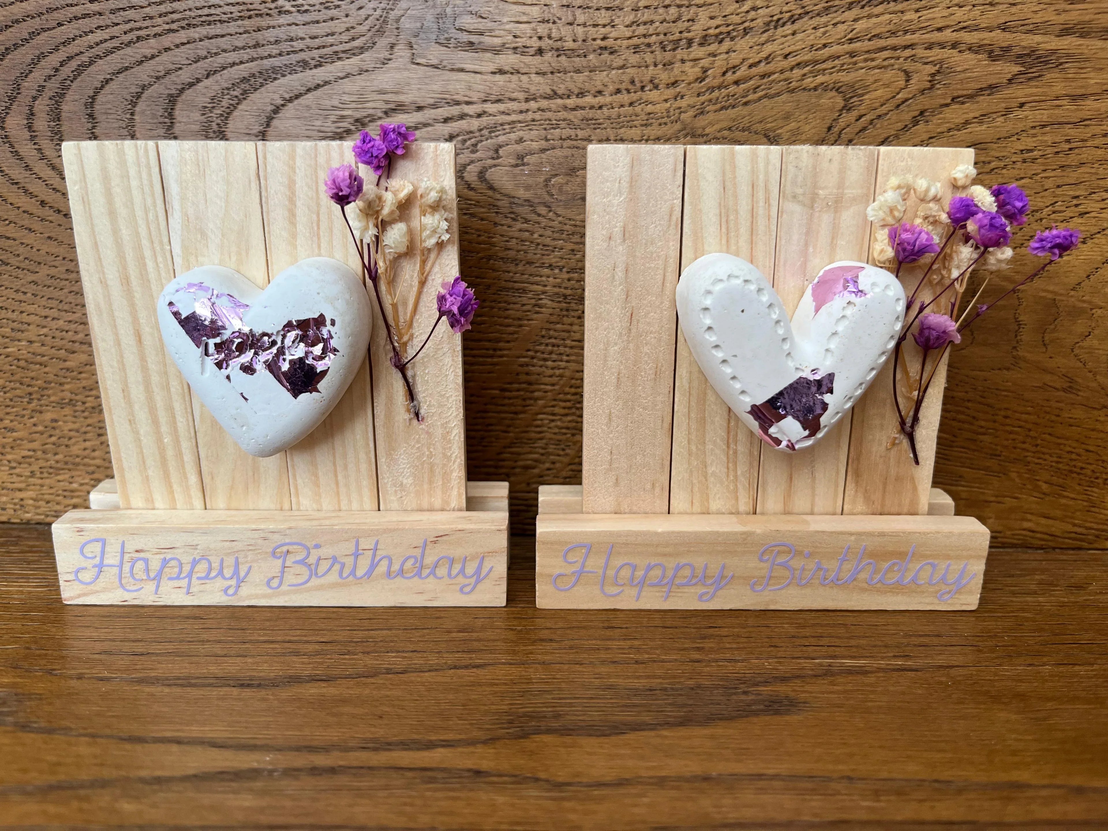 Handgemachte Deko "Holzbank mit Betonherz und Trockenblumen" – Charmantes Dekorationsstück mit Liebe zum Detail - Bastelschachtel