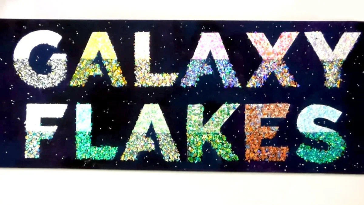 Nahaufnahme von "Galaxy Flakes" Schriftzug, wobei verschiedene Farben und Texturen der glitzernden F