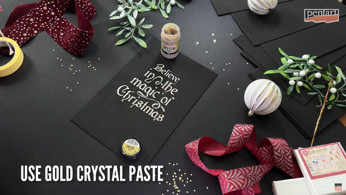 Schwarzer Moosgummi dekoriert mit Pentart Crystal Paste