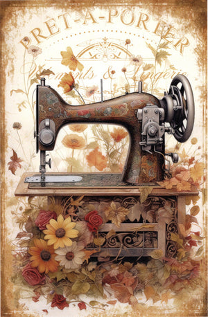 Eine alte Nähmaschine mit Schrift im Hintergrund und Blumen vorne