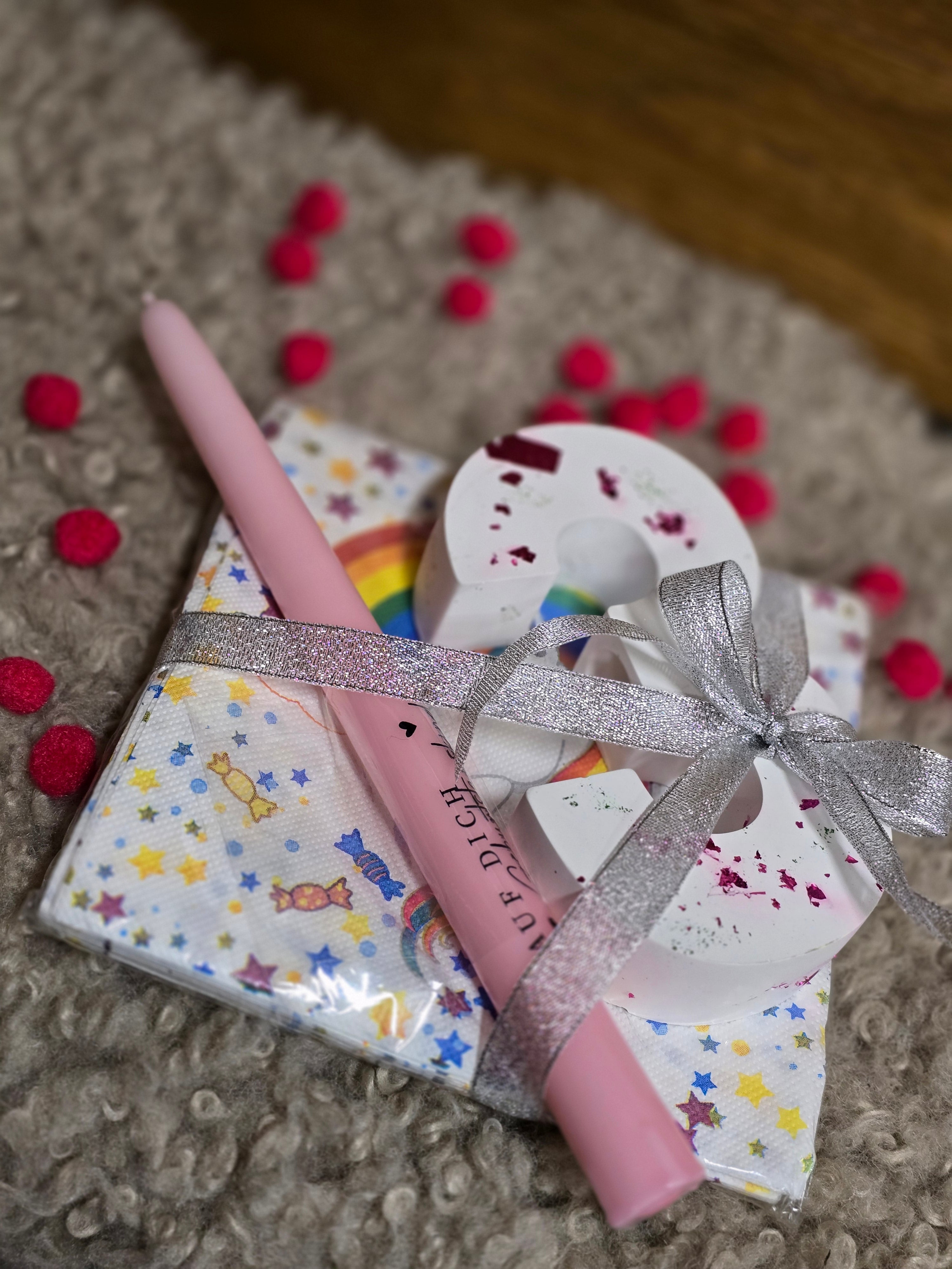 Geburtstagsset 3 - Charmanter Raysin Kerzenständer mit verzierter Kerze und Servietten