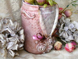 Dekorierte bunte Vase mit Blumen
