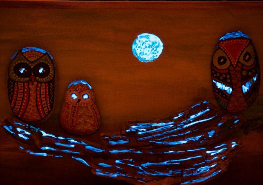 Pentart Konturenfarbe Glow in the dark 20ml - hellblau - Bastelschachtel